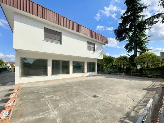 Negozio, Cerese, Borgo Virgilio, Vista esterna