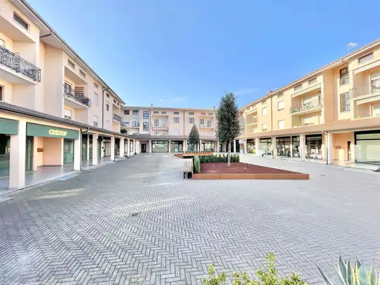 Negozio, Cerese, Borgo Virgilio, Vista esterna