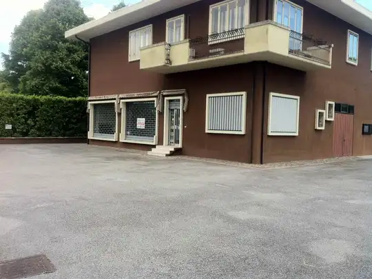 Negozio, Dosso Del Corso, Mantova, Vista esterna