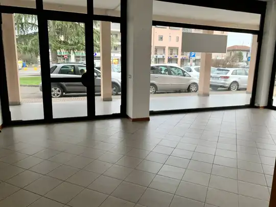 Negozio, Cerese, Borgo Virgilio, Locali ufficio