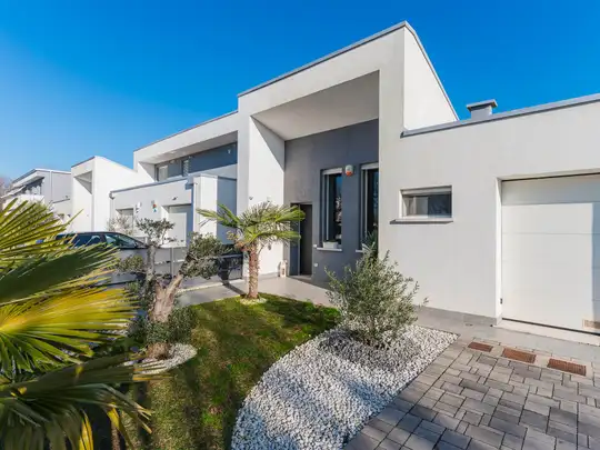 Villa a schiera, Cerese, Borgo Virgilio, Vista esterna fronte