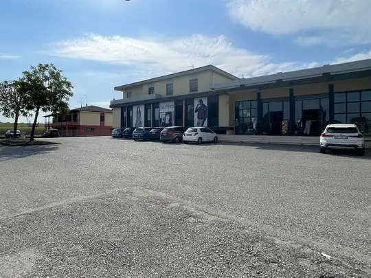 Locale commerciale, Grazie, Curtatone, Vista esterna e parcheggio