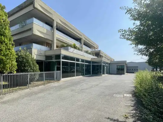 Locale commerciale, Porto Mantovano, Vista area esterna e accesso