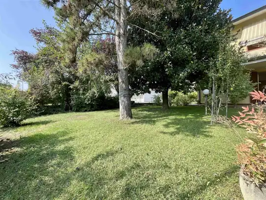 Villa bifamiliare, Borgo Chiesanuova, Mantova, Giardino esterno utilizzo abitazione