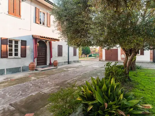 Villa, Cerese, Borgo Virgilio, Vista esterna ingresso