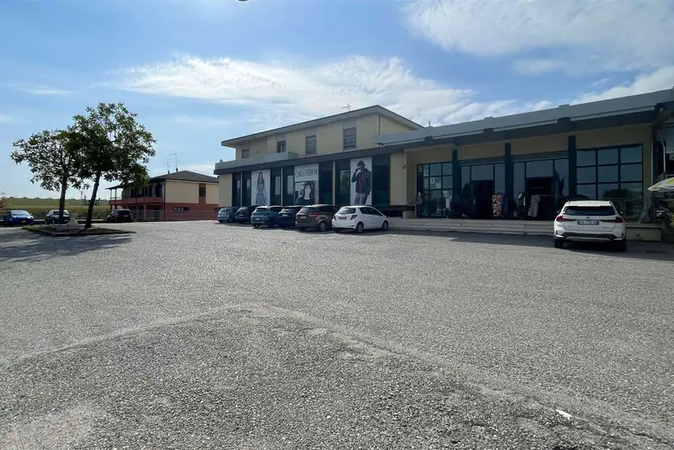 Vista esterna e parcheggio